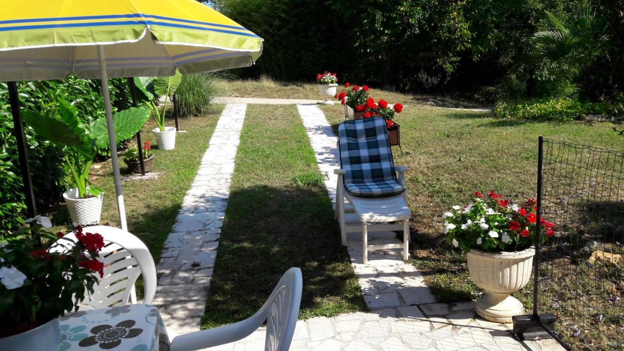 Apartment Nena- Apartman Sa Posebnim Ulazom U Prizemlju, Terasom I Zelenom Okucnicom Rakotule المظهر الخارجي الصورة